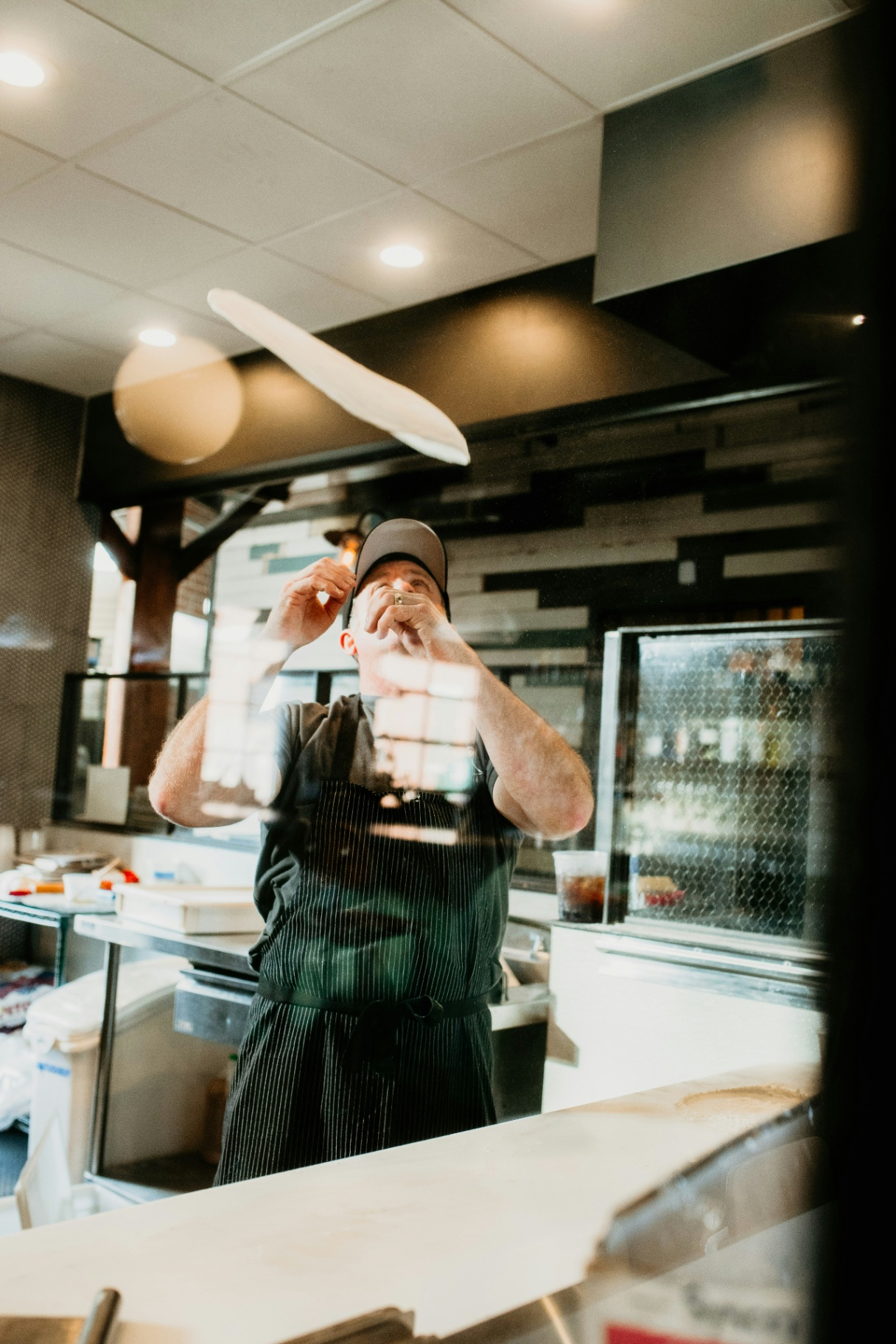 Giovanni aan het werk in de keuken