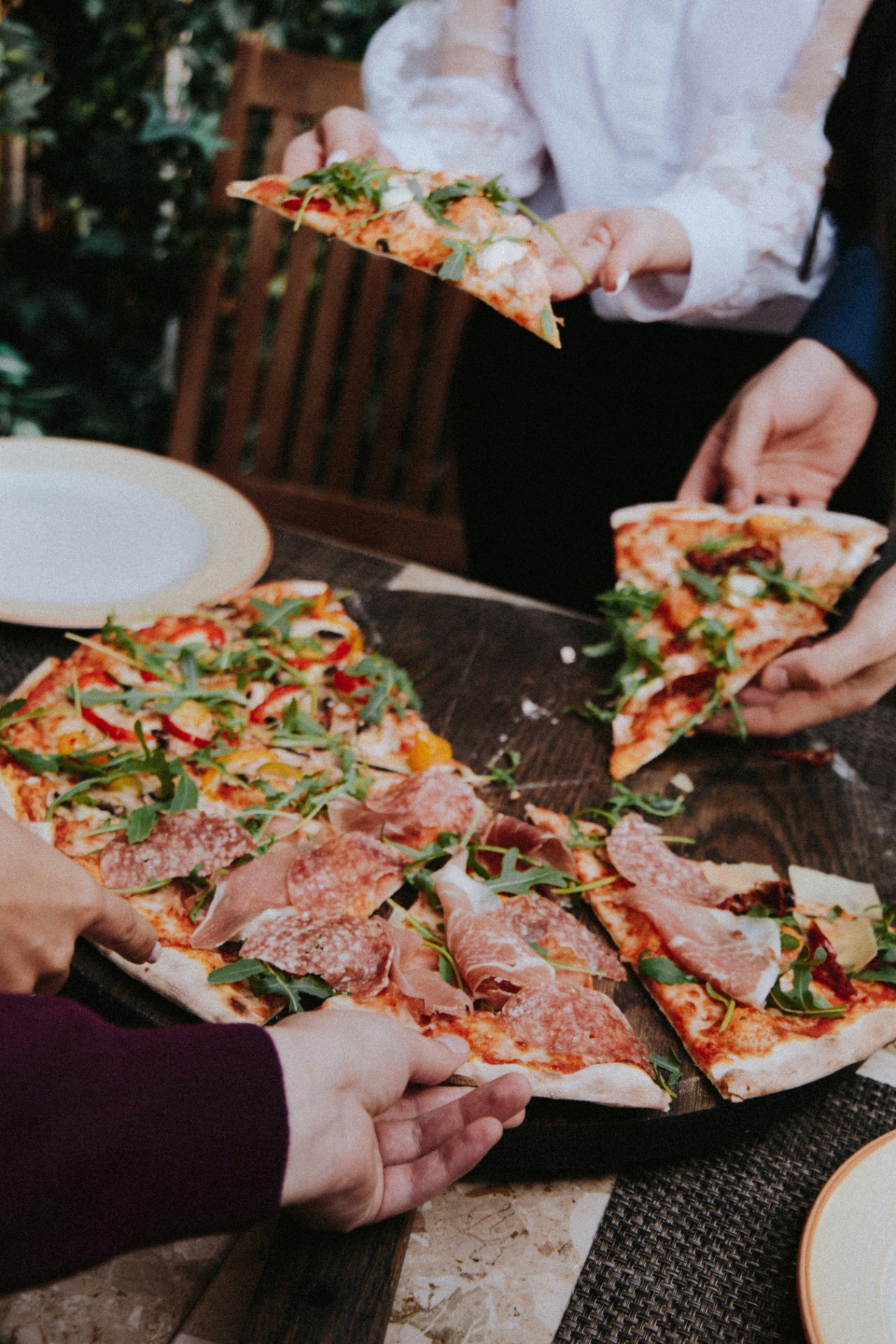 Gasten delen een pizza aan tafel
