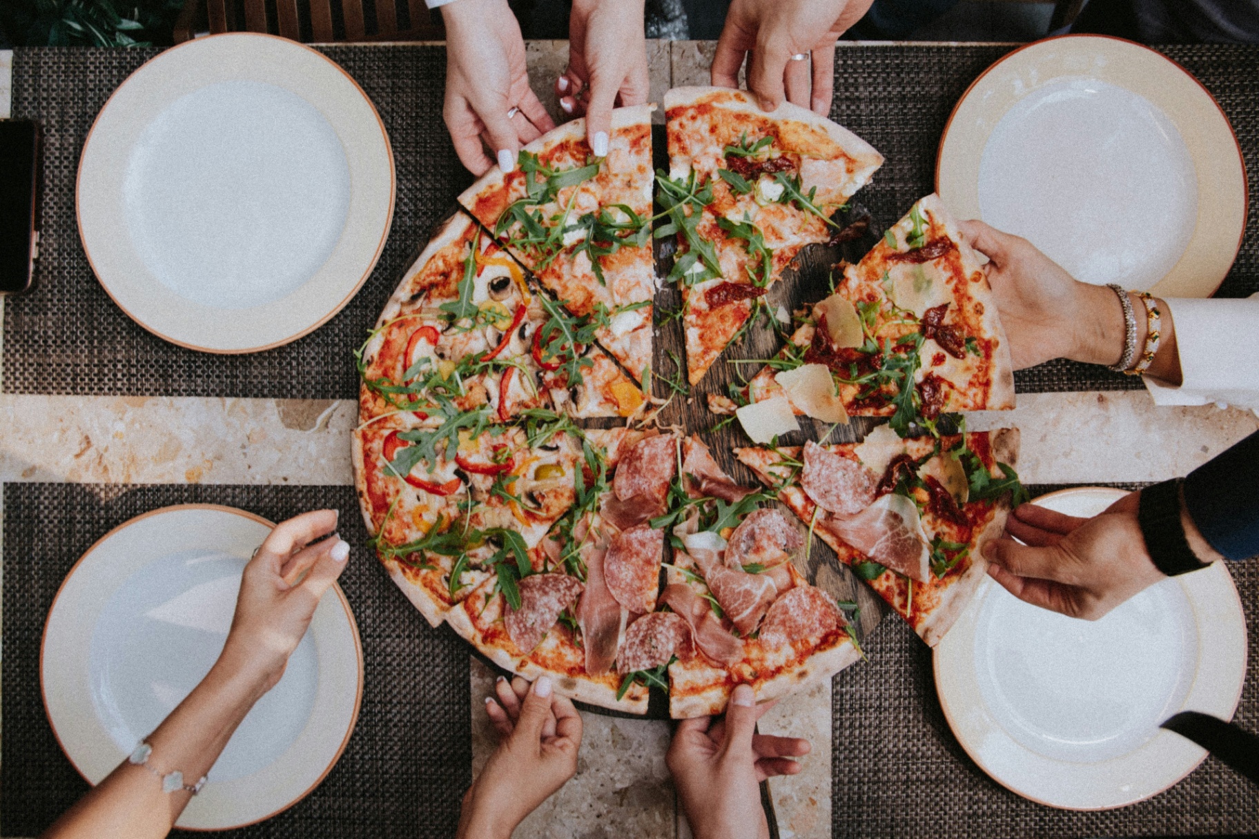 Een gedeelde pizza aan tafel