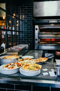 De toonbank en de oven in de open keuken